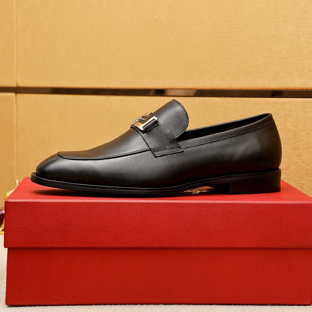 Men's shoes 💰480 💐 Product trademark: Ferragamo "Ferragamo" casual leather shoes Regular size: 38-44 (45.46🉑️customized) Product materials: Selected imported first-layer calfskin upper + luxury hardware buckle, imported water-dyed cow leather lining. Strong three-dimensional visual effect, original rubber outsole Color: 2⃣️colors available